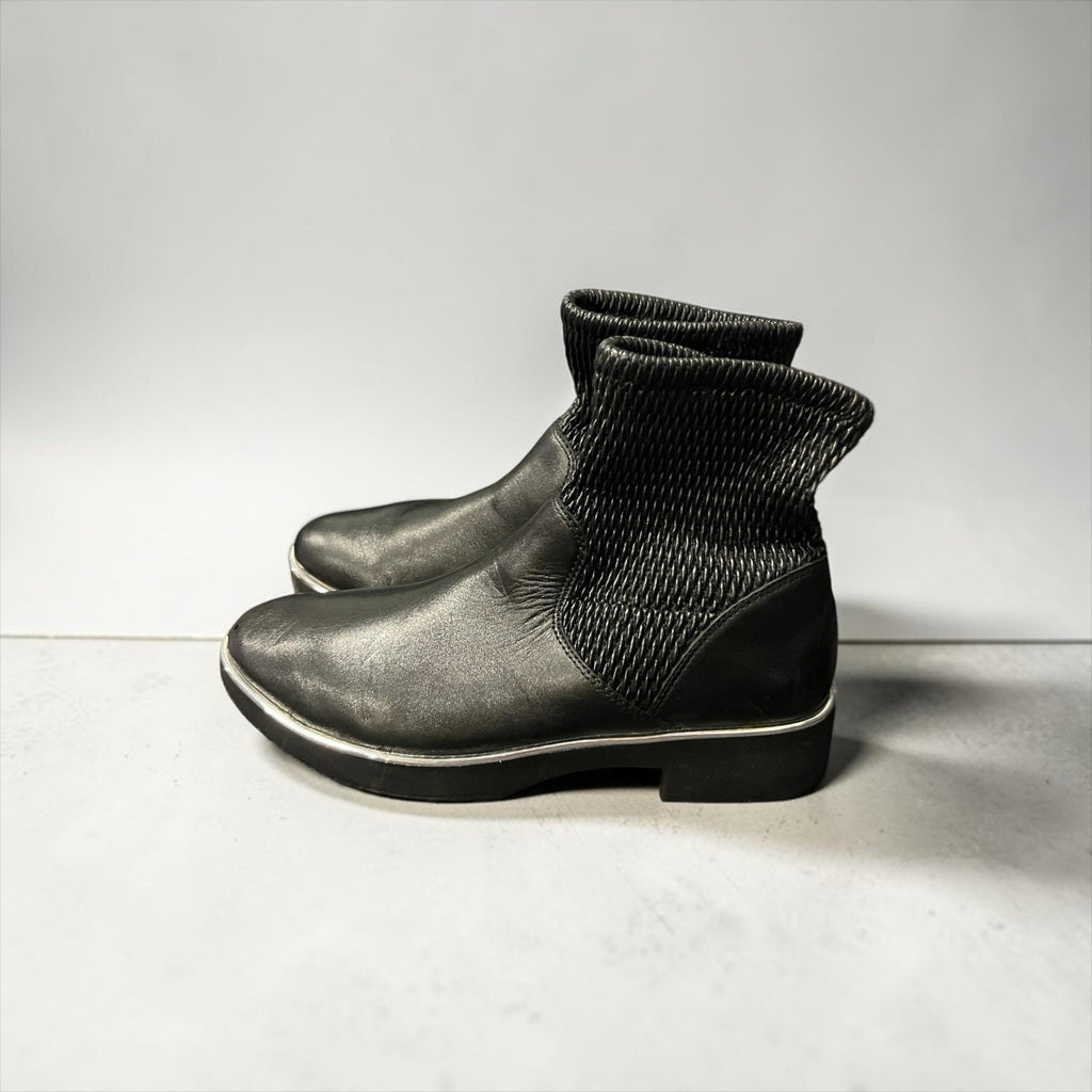 FitFlop Nissie Mixte ankle boots featuring black leather with a textured knit 8
