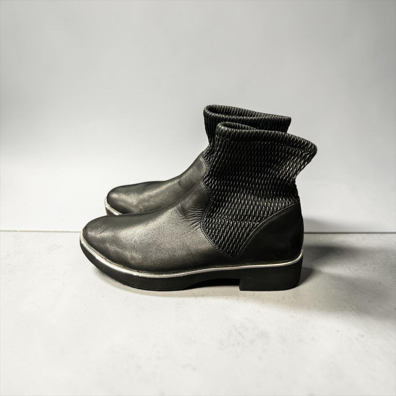 FitFlop Nissie Mixte ankle boots featuring black leather with a textured knit 8