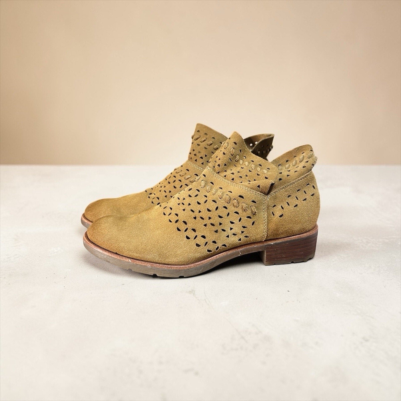 Sofft Bristow bootie ankle boots in a tan suede finish Women’s Shoe Size 8M
