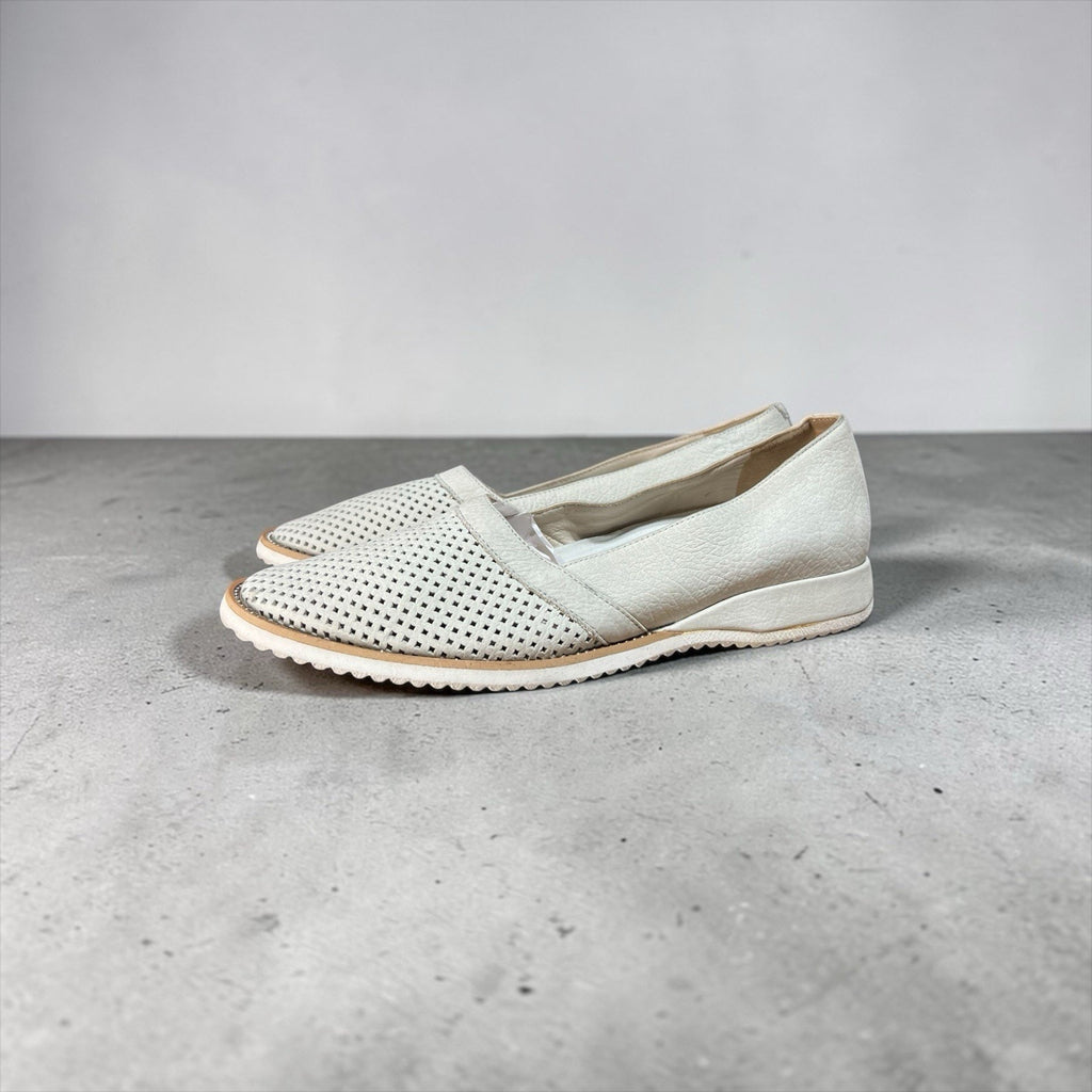 Amalfi by Rangoni Ermete skimmer flats in a perforated Ghiaccio Bantus 8.5 M