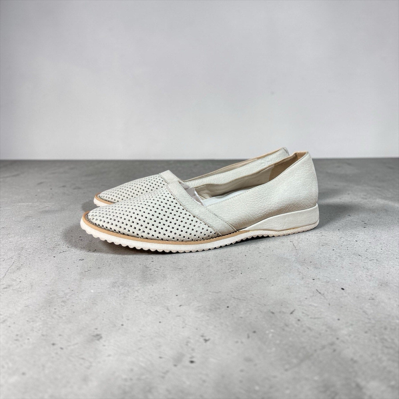 Amalfi by Rangoni Ermete skimmer flats in a perforated Ghiaccio Bantus 8.5 M