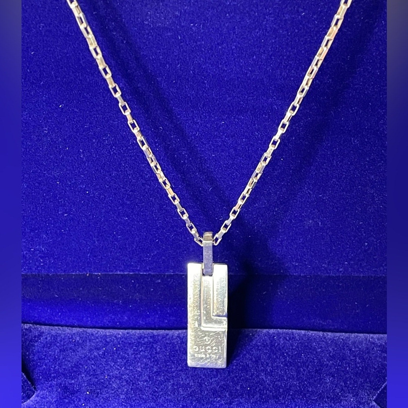 Gucci 925 Sterling Silver Elegant Pendant Necklace 18 in chain