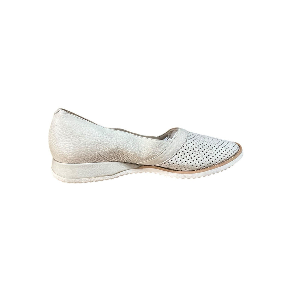 Amalfi by Rangoni Ermete skimmer flats in a perforated Ghiaccio Bantus 8.5 M