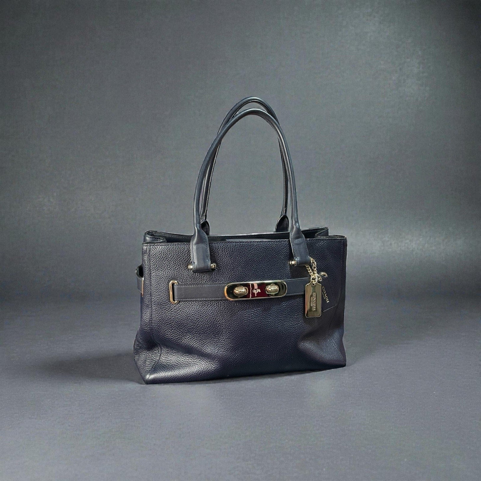 Coach Swagger Shoulder bag in navy Blue pebbled leather.
