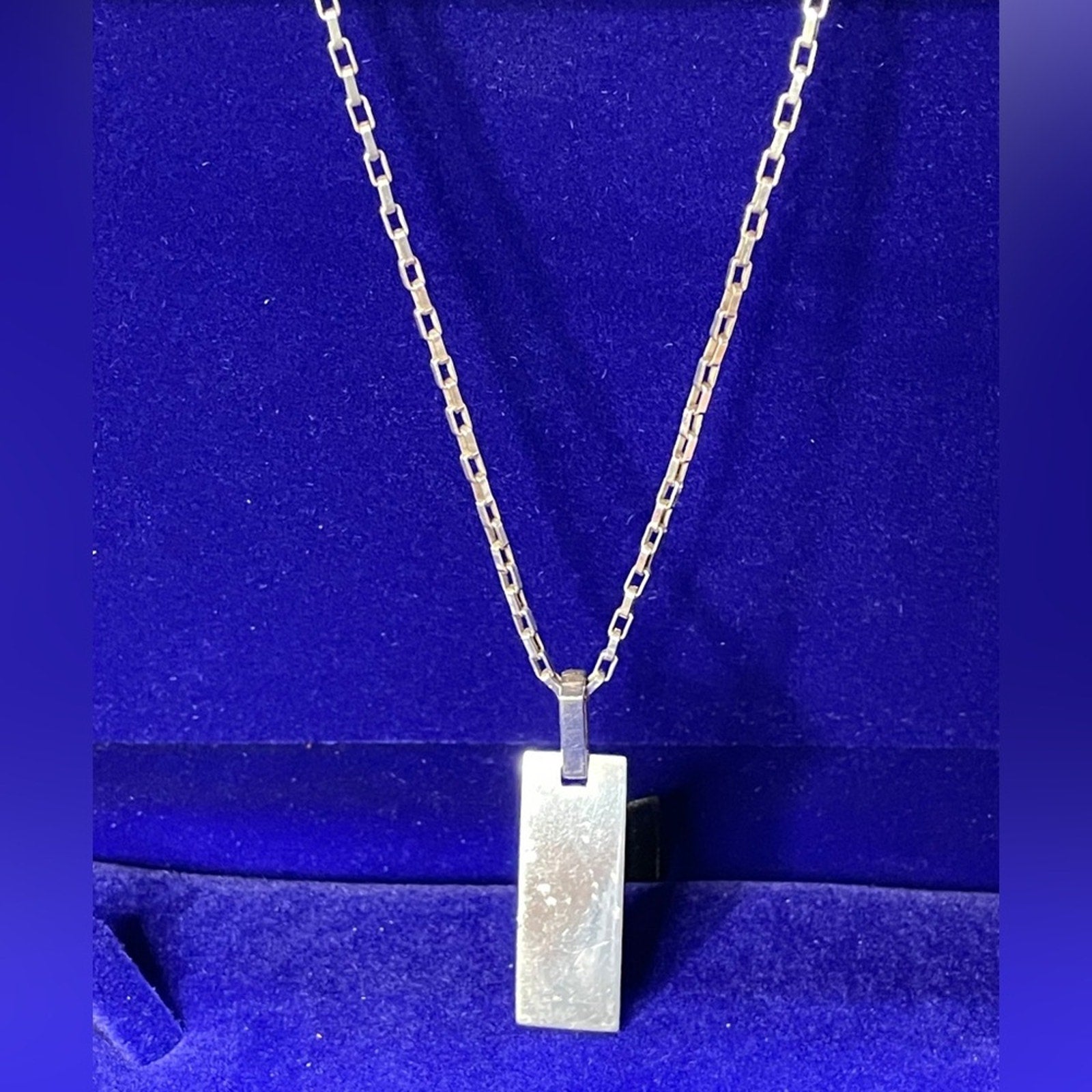 Gucci 925 Sterling Silver Elegant Pendant Necklace 18 in chain