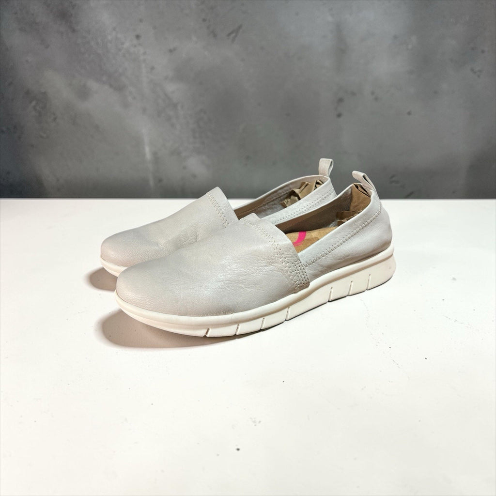 Comfortiva Carni Italian leather slip-on sneakers Women’s Size 7M