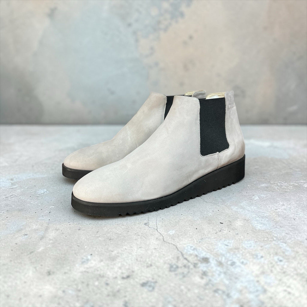Amalfi by Rangoni Enrico Chelsea Boots in a gray suede finish 11.5 M