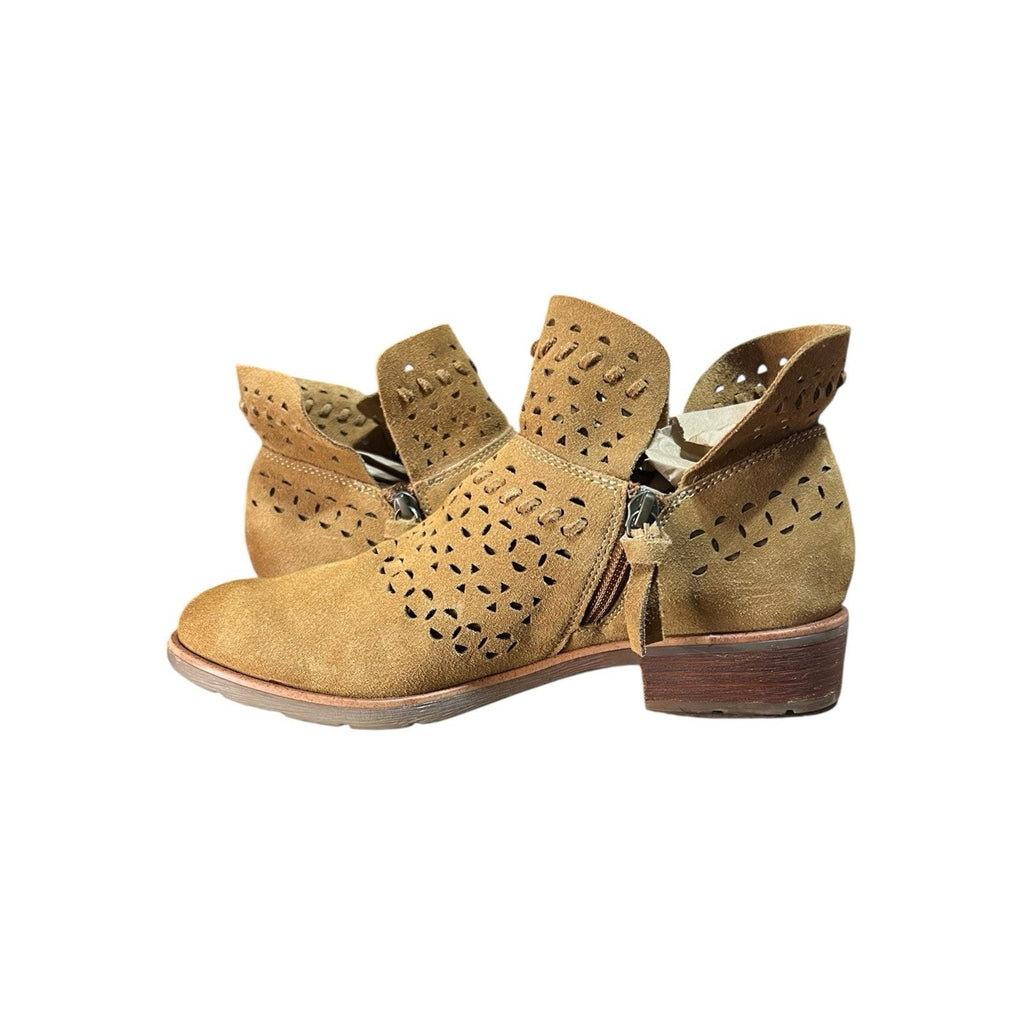 Sofft Bristow bootie ankle boots in a tan suede finish Women’s Shoe Size 8M