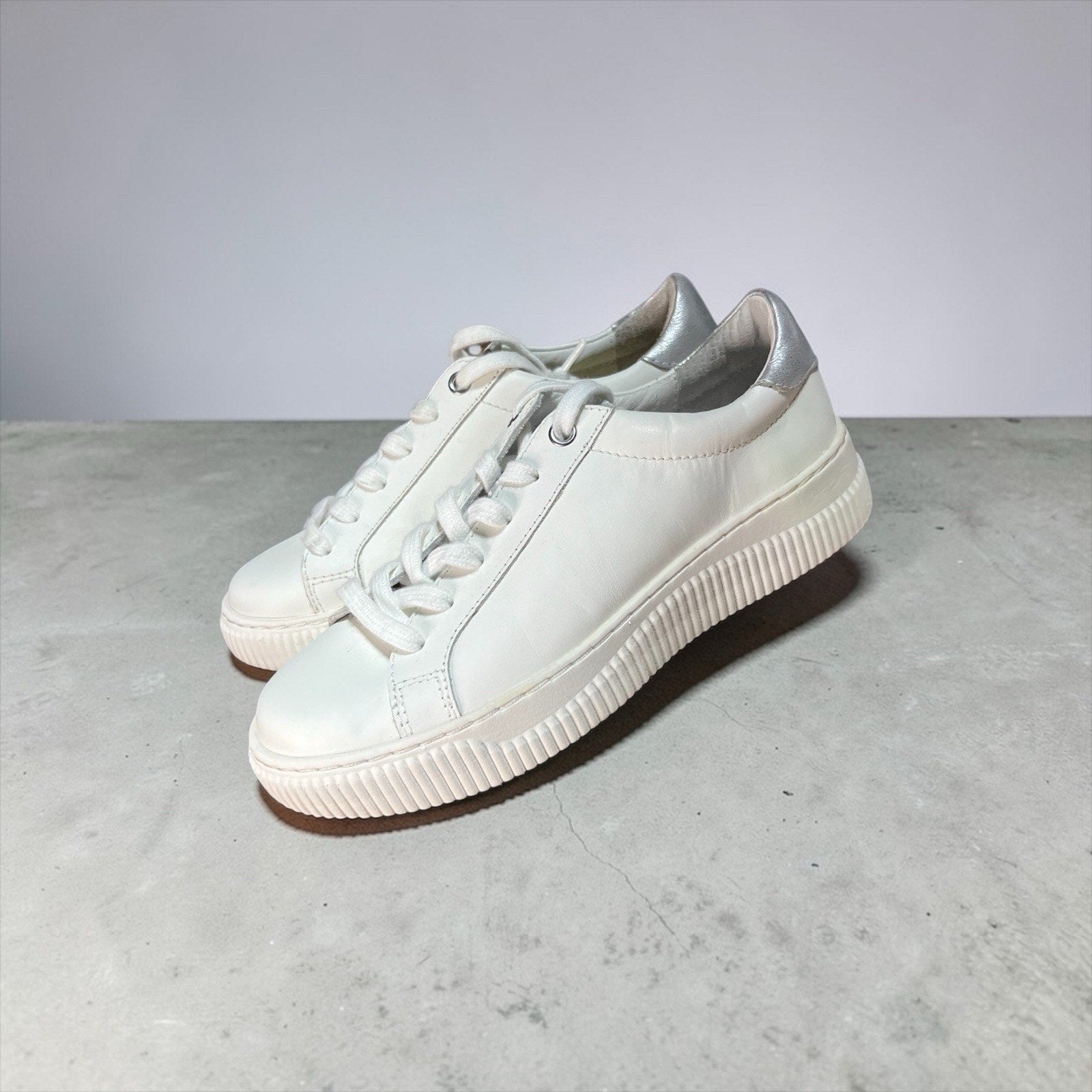 Softt Fianna White Sneaker Women Shoe Size 6M