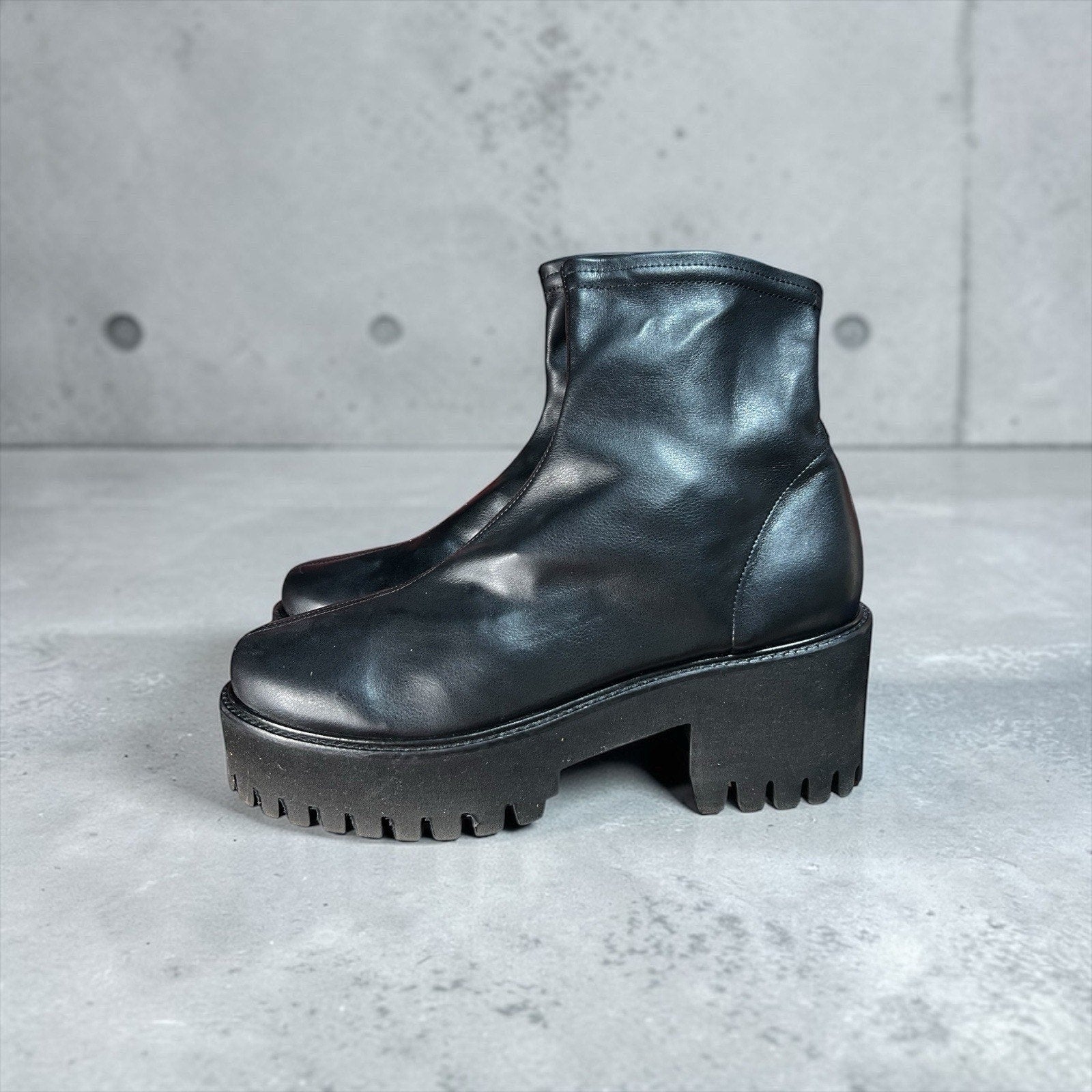Frame Le Croyden style, featuring a leather upper and a chunky lug sole EU 38.5