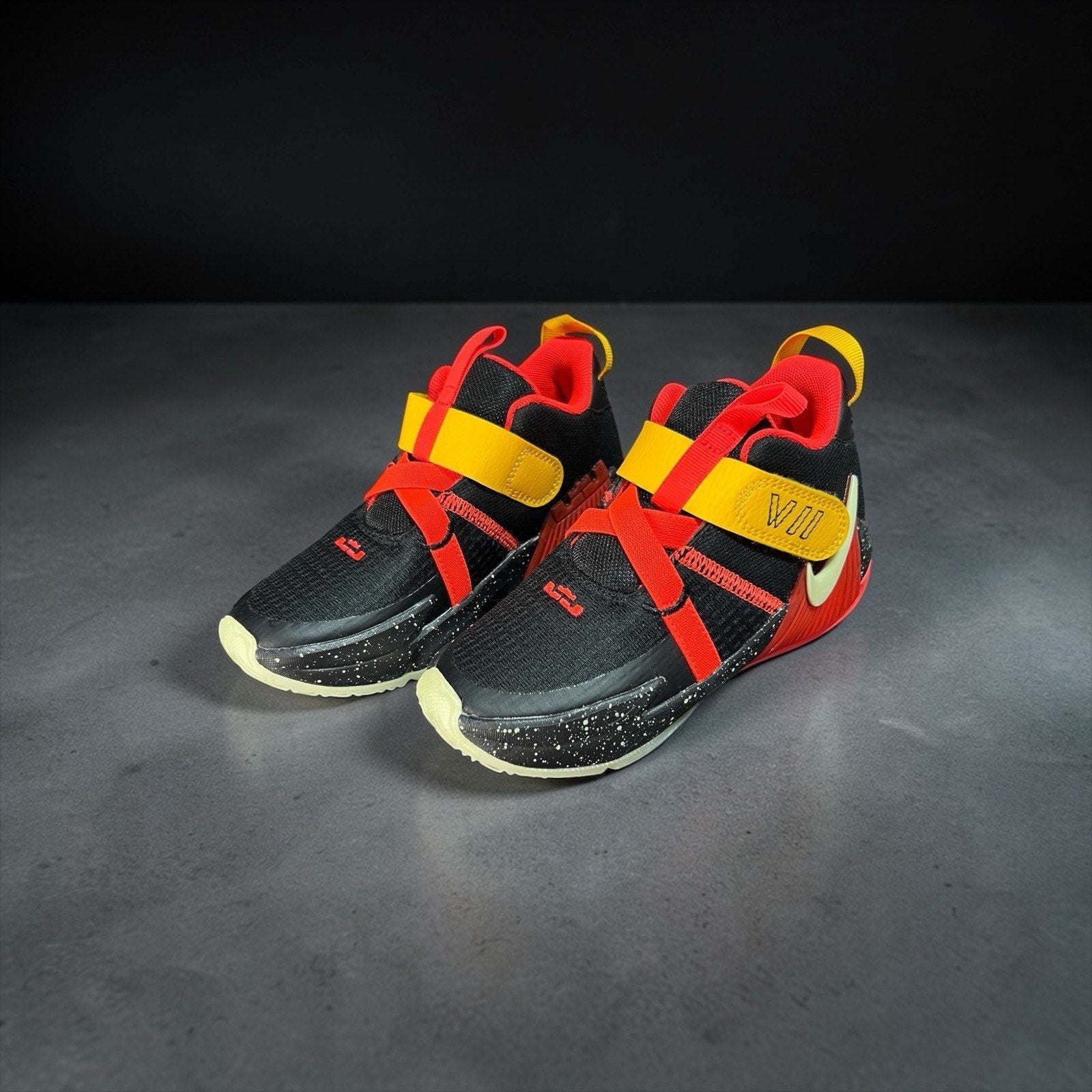 Nike Kids' LeBron Witness 7 Basketball Shoes in a black and red Size 12C