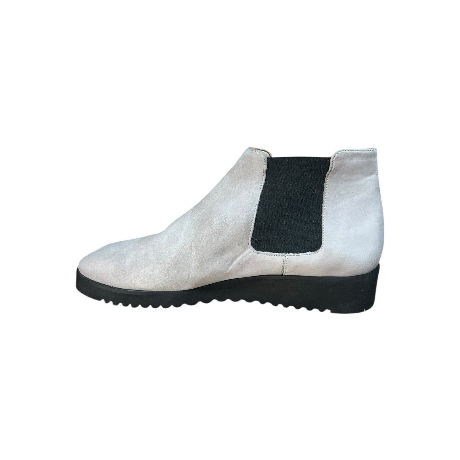 Amalfi by Rangoni Enrico Chelsea Boots in a gray suede finish 11.5 M